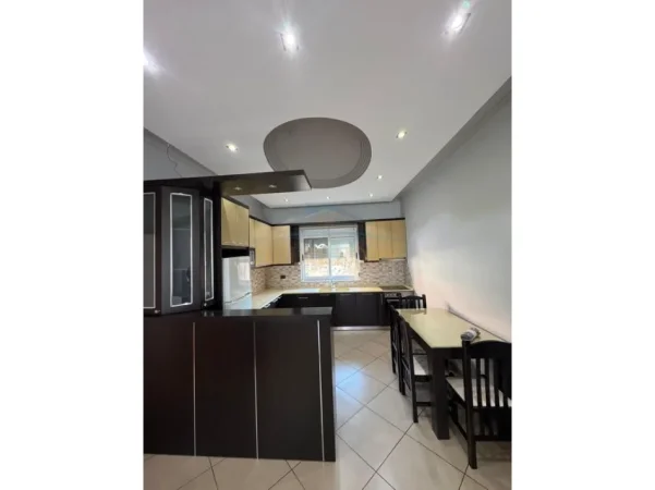 Tirane, jepet me qera Vile 3 Katshe Kati 3, 200 m² 600 € (Rruga Dalip Topi,Fresk)