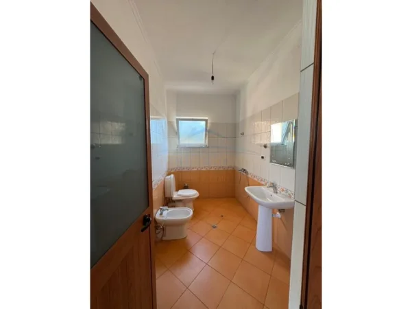 Tirane, jepet me qera Vile 3 Katshe Kati 3, 200 m² 600 € (Rruga Dalip Topi,Fresk)