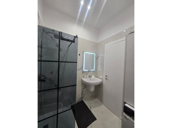 Shqiperi, jepet me qera 2+1 , 80 m² 1.100 € 