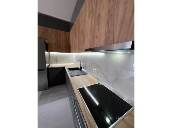 Tirane, jepet me qera 1+1 Kati 4, 65 m² 500 € 