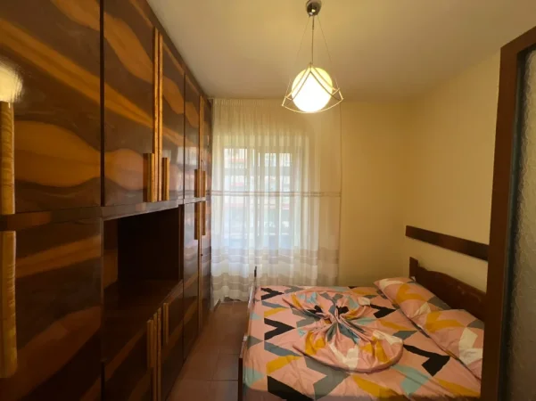 Tirane, jepet me qera apartament 1+1 Kati 2, 50 m² 500 € (Blloku)