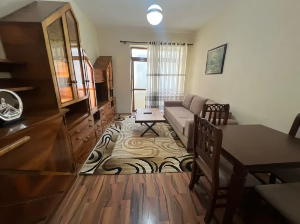Tirane, jepet me qera apartament 1+1 Kati 2, 50 m² 500 € (Blloku)