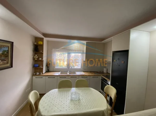 Tirane, jepet me qera apartament 1+1 , 61 m² 820 € (Apartament 1+1, Komuna Parisit, Tiranë)