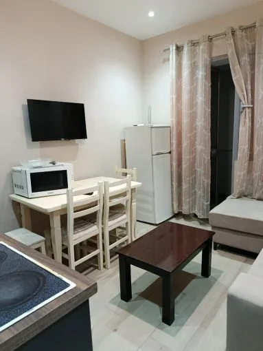 Tirane, jepet me qera apartament 1+1+Aneks+Ballkon Kati 1, 45 m² 500 € (ish blloku)