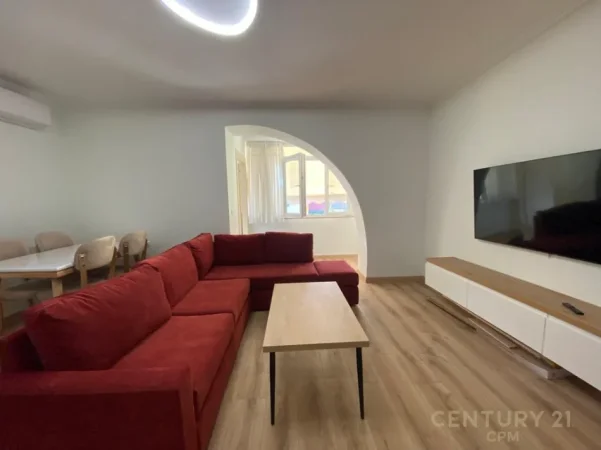 Tirane, jepet me qera apartament 1+1 Kati 2, 600 € (tregu elektrik)