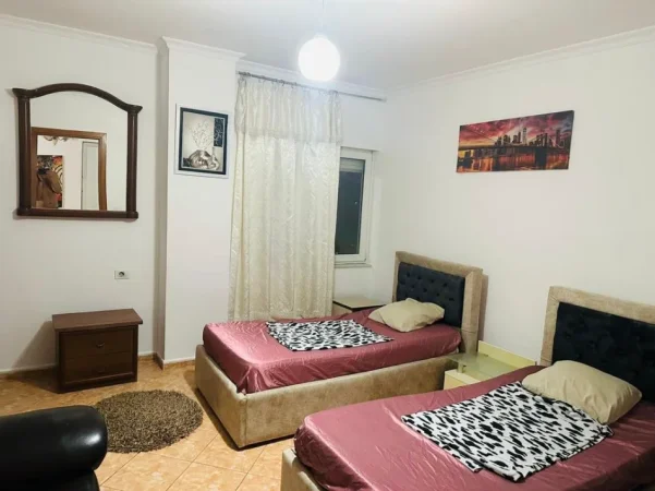 Tirane, jepet me qera apartament 2+1 , 650 € (zogu i zi)