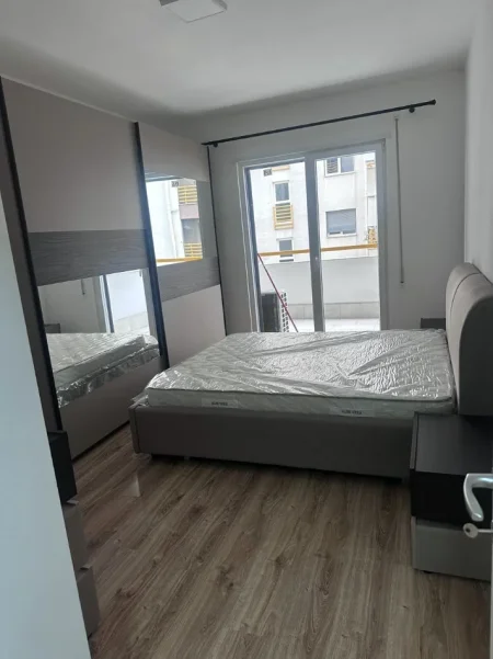 Tirane, jepet me qera apartament 1+1 Kati 1, 70 m² 600 € (LAPRAKE)