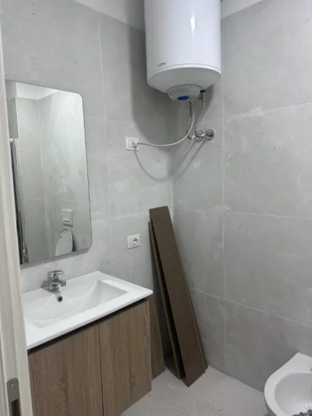 Tirane, jepet me qera apartament 1+1 Kati 1, 70 m² 600 € (LAPRAKE)