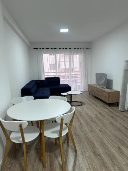Tirane, jepet me qera apartament 1+1 Kati 1, 70 m² 600 € (LAPRAKE)