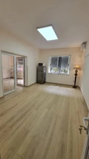 Tirane, jepet me qera ambjent biznesi Kati 2, 53 m² 850 € (rruga fortuzi , rruga mine peza)