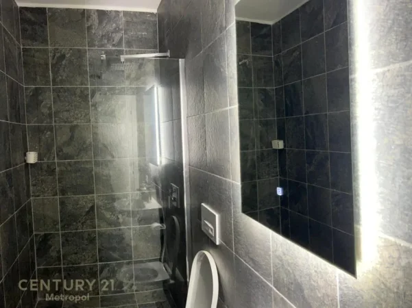 Tirane, jepet me qera 1+1+Ballkon , 700 € (rruga e dibres)