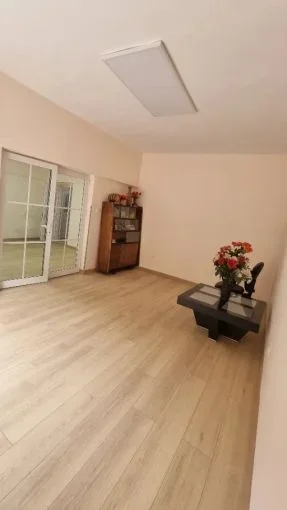 Tirane, jepet me qera ambjent biznesi Kati 2, 53 m² 850 € (rruga e durresit)