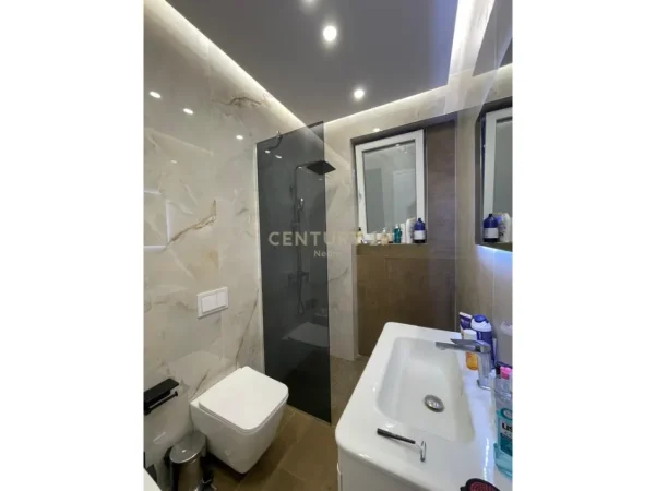 Tirane, jepet me qera 1+1 , 600 € (liqeni i thate)