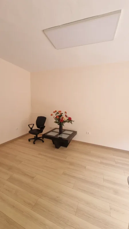 Tirane, jepet me qera zyre Kati 2, 53 m² 850 € (qender , sheshi skenderbej)