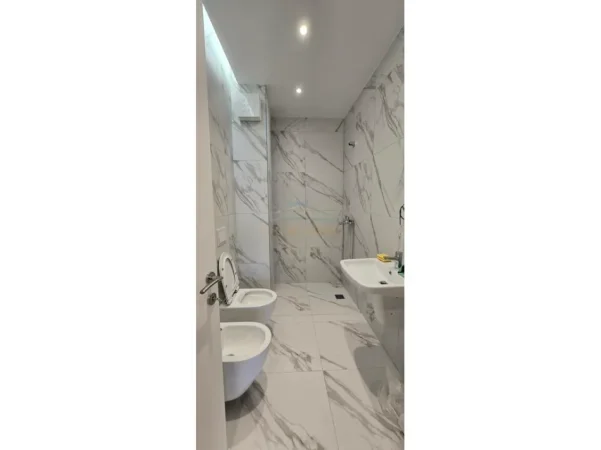 Tirane, jepet me qera apartament 2+1+Ballkon Kati 3, 116 m² 1.200 € (Apartament 2+1+2, Mine Peza, Tiranë)