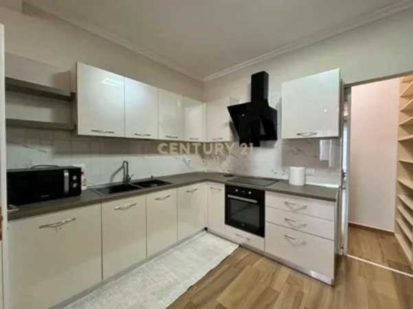 Tirane, jepet me qera 2+1 , 700 € (kinostudio)