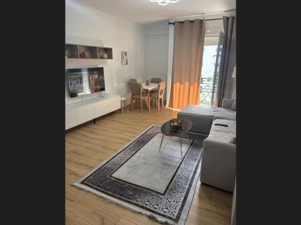 Tirane, jepet me qera apartament 2+1 , 700 € (rruga e kavajes , 21 dhjetori)