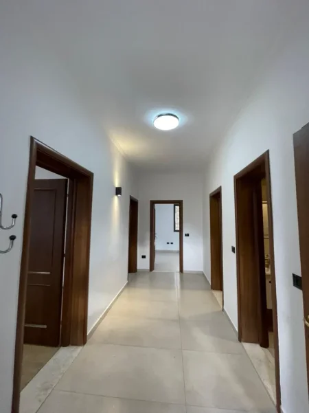 Tirane, jepet me qera zyre Kati 2, 98 m² 1.000 € (Ish Blloku)