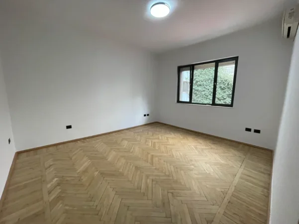 Tirane, jepet me qera zyre Kati 2, 98 m² 1.000 € (Ish Blloku)