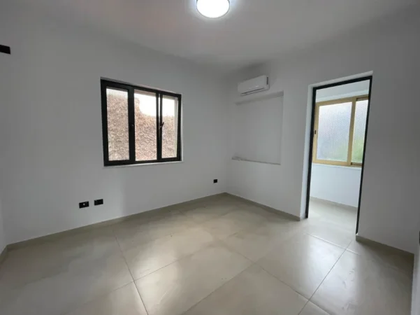 Tirane, jepet me qera zyre Kati 2, 98 m² 1.000 € (Ish Blloku)