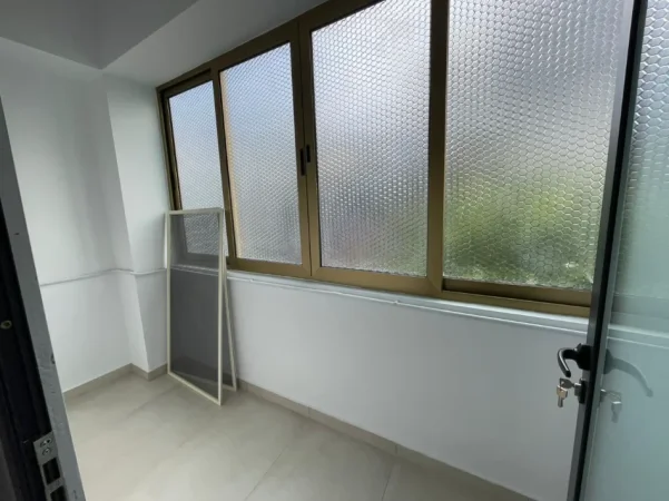 Tirane, jepet me qera zyre Kati 2, 98 m² 1.000 € (Ish Blloku)