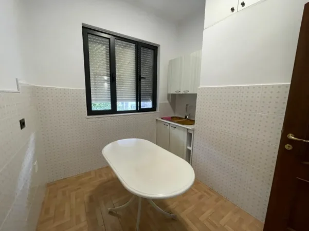 Tirane, jepet me qera zyre Kati 2, 98 m² 1.000 € (Ish Blloku)