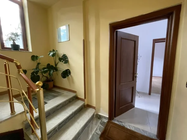 Tirane, jepet me qera zyre Kati 2, 98 m² 1.000 € (Ish Blloku)