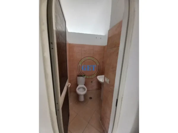 Durres, jepet me qera ambjent biznesi Kati 1, 200 m² 500 € 