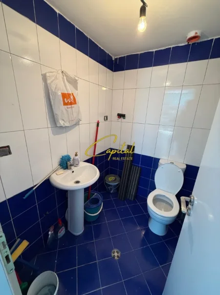 Tirane, jepet me qera zyre Kati 0, 40 m² 500 € (ASTIR)
