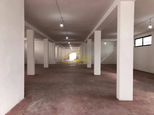 Tirane, jepet me qera magazine Kati 1, 680 m² 2.400 € (AUTOSTRADA TR-DR)