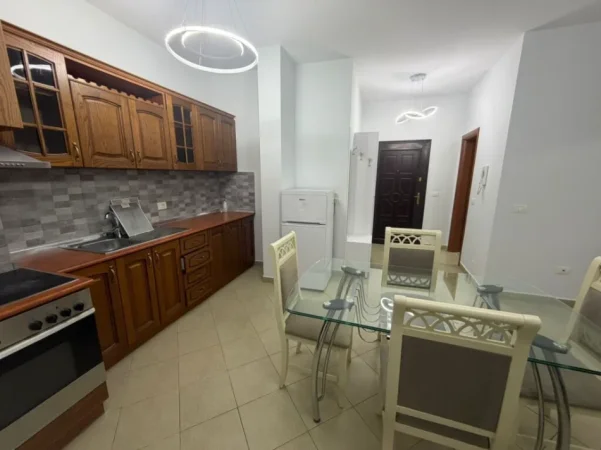 Tirane, jepet me qera apartament 1+1+Ballkon Kati 3, 70 m² 550 € (rruga Bill Klinton)