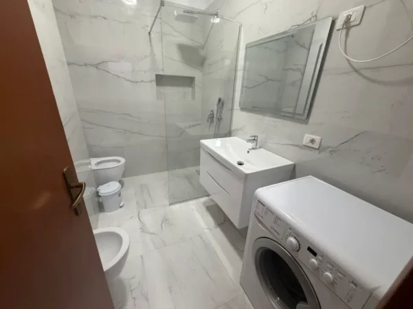 Tirane, jepet me qera apartament 1+1+Ballkon Kati 3, 70 m² 550 € (rruga Bill Klinton)