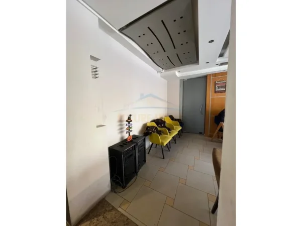 Tirane, jepet me qera ambjent biznesi Kati 1, 180 m² 1.200 € (RRUGA E KAVAJES)
