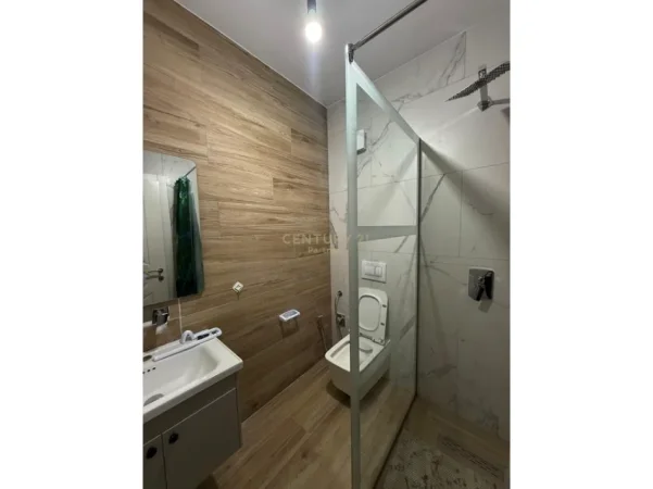 Tirane, jepet me qera apartament 2+1 Kati 5, 103 m² 400 € 