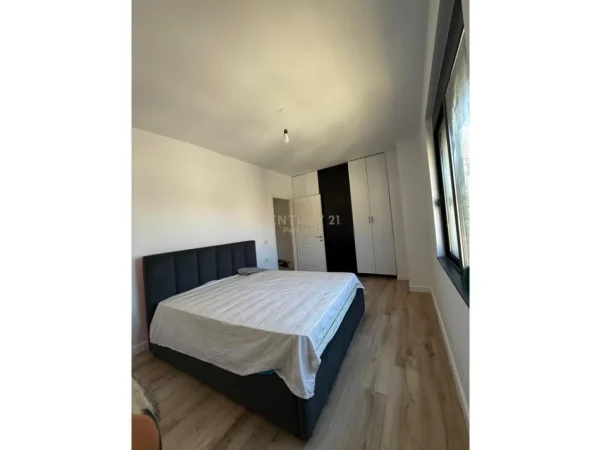 Tirane, jepet me qera apartament 2+1 Kati 5, 103 m² 400 € 