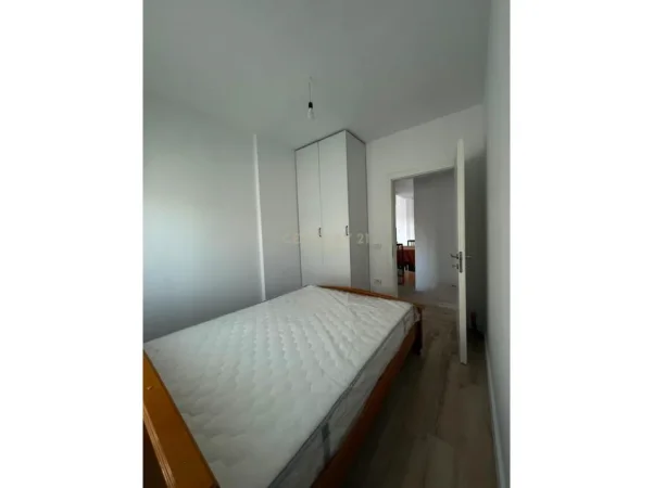 Tirane, jepet me qera apartament 2+1 Kati 5, 103 m² 400 € 