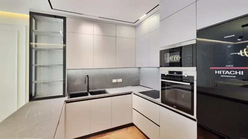 Tirane, jepet me qera apartament 3+1+Ballkon , 152 m² 1.900 € (Mine Peza)