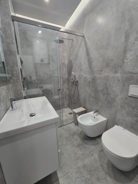 Tirane, jepet me qera apartament 1+1 Kati 1, 65 m² 1.000 € (Mine Peza)
