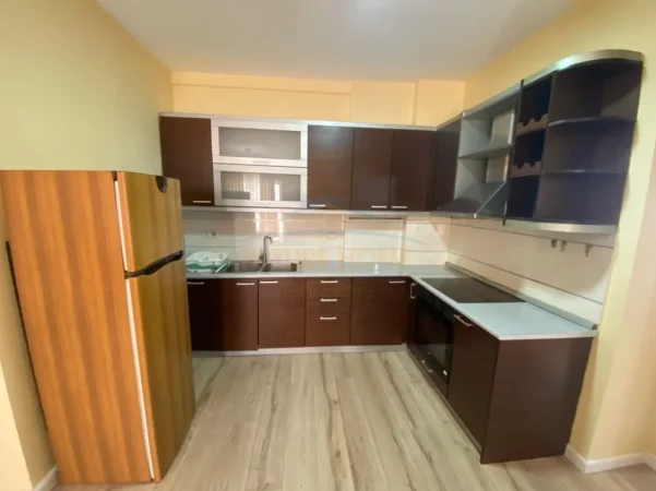 Tirane, jepet me qera apartament 1+1+Ballkon Kati 3, 65 m² 500 € (Bill Klinton)
