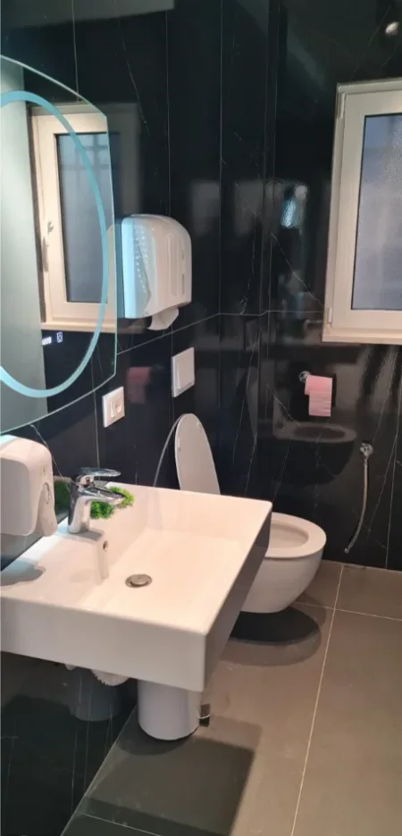 Tirane, jepet me qera ambjent biznesi Kati 0, 70 m² 1.900 € (QENDER)
