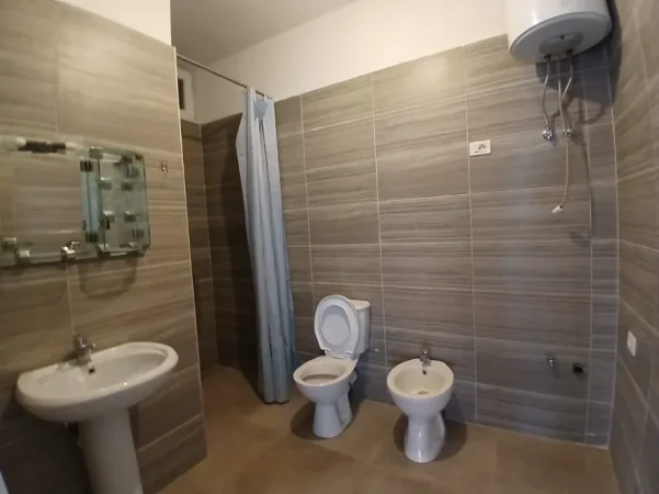 Tirane, jepet me qera apartament 2+1+Ballkon Kati 4, 100 m² 450 € 