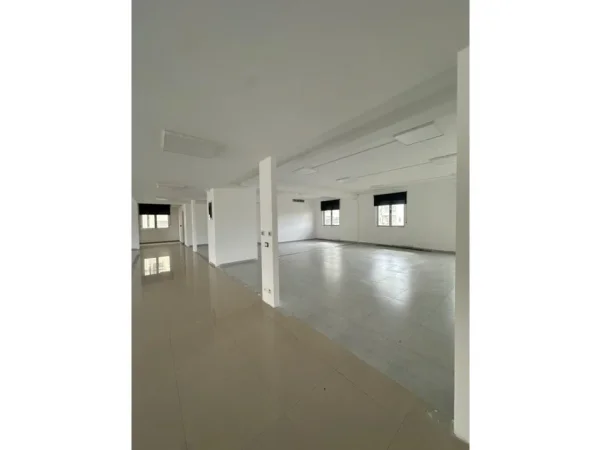 Tirane, jepet me qera ambjent biznesi Kati 0, 1.340 m² 13.400 € (RRUGA E KAVAJES , Prane Globe)