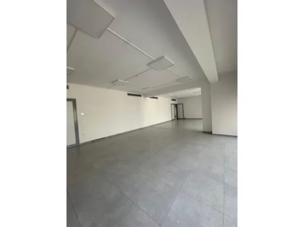 Tirane, jepet me qera ambjent biznesi Kati 0, 1.340 m² 13.400 € (RRUGA E KAVAJES , Prane Globe)