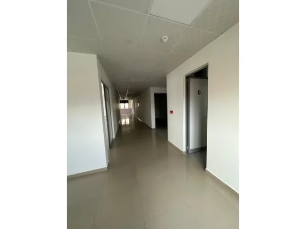 Tirane, jepet me qera ambjent biznesi Kati 0, 1.340 m² 13.400 € (RRUGA E KAVAJES , Prane Globe)