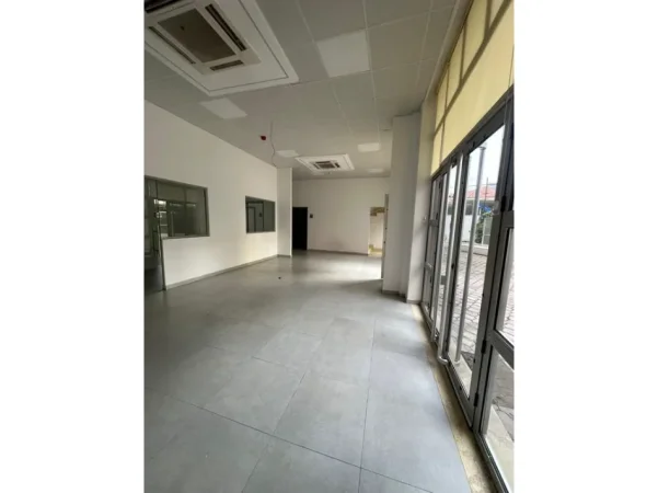 Tirane, jepet me qera ambjent biznesi Kati 0, 1.340 m² 13.400 € (RRUGA E KAVAJES , Prane Globe)