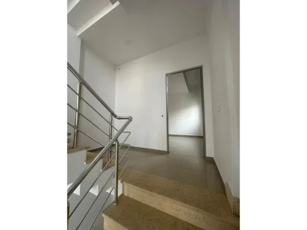 JEPET ME QERA GODINE BIZNESI 4 KATESHE , RRUGA E KAVAJES