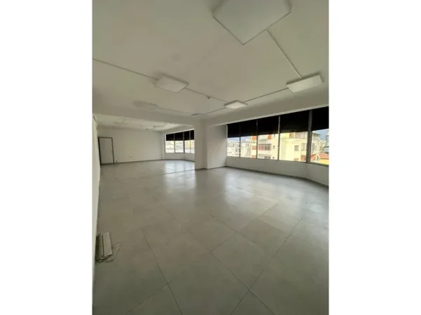 JEPET ME QERA GODINE BIZNESI 4 KATESHE , RRUGA E KAVAJES