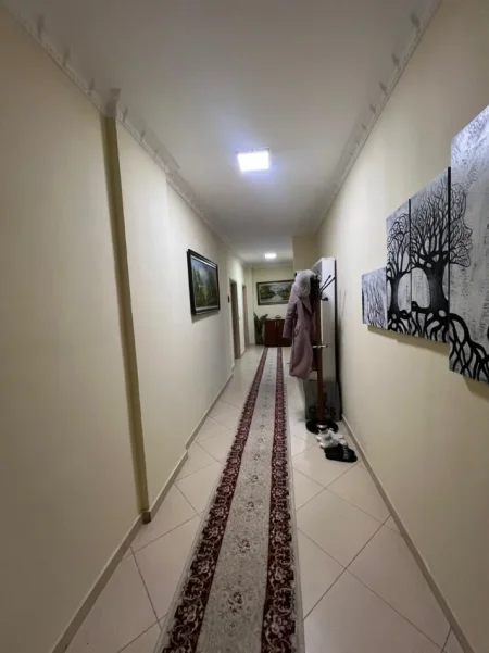 Tirane, jepet me qera apartament 2+1+Aneks+Ballkon Kati 3, 130 m² 600 € 