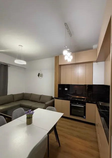 Tirane, jepet me qera apartament 2+1 Kati 7, 80 m² 500 € (ALI DEMI)
