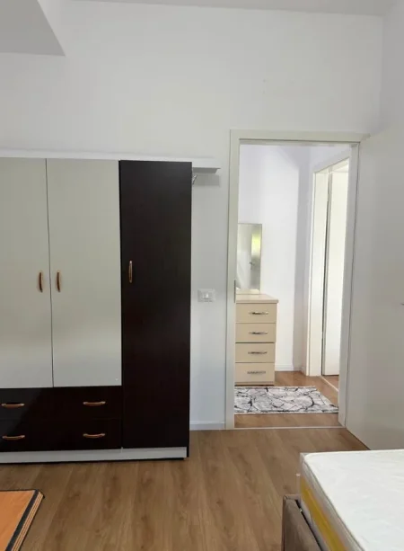 Tirane, jepet me qera apartament 2+1 Kati 7, 80 m² 500 € (ALI DEMI)